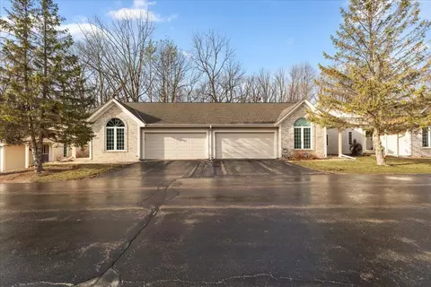 1525 Quietwood, West Bend, WI 53090
