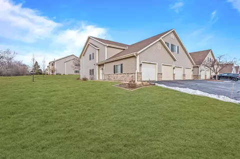 2178 Pine Rdg #B, Grafton, WI 53024