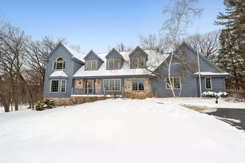 w303n3247 Timber Hl, Delafield, WI 53072