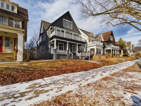 2825 N Murray #2827, Milwaukee, WI 53211