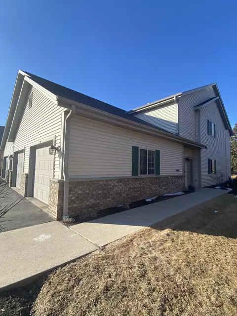 2112 Pine Rdg #G, Grafton, WI 53024