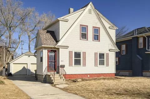 412 W Newhall, Waukesha, WI 53186