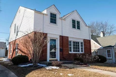 2557 N 95th, Wauwatosa, WI 53226