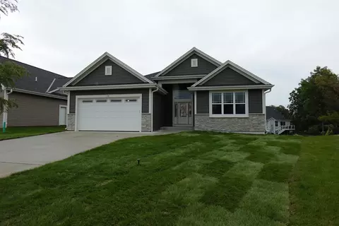 1130 Oxbow, Pewaukee, WI 53072
