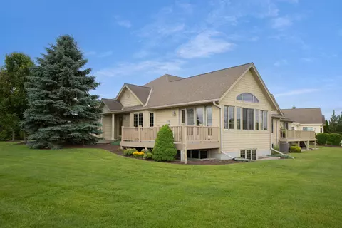 200 Eagles Cv, North Prairie, WI 53153