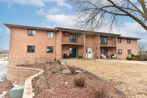 4417 S Greenridge #B, Greenfield, WI 53220