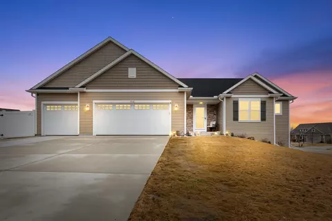 1516 Rainier, Hartford, WI 53027