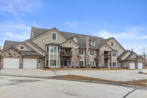 n30w23087 Pineview #7, Pewaukee, WI 53072