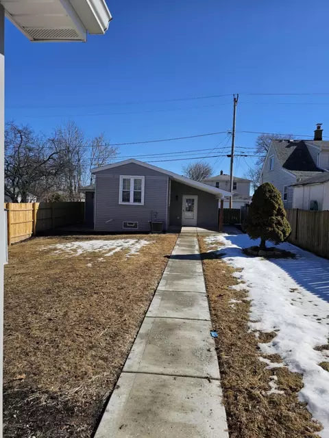 3568 S 32nd, Greenfield, WI 53221