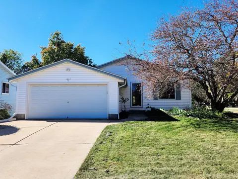 1612 Pleasant Vw, Waukesha, WI 53188