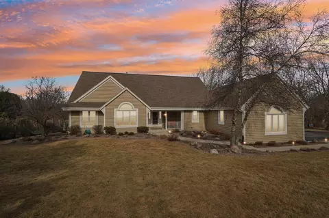 w302n1661 Crooked Crk, Delafield, WI 53072