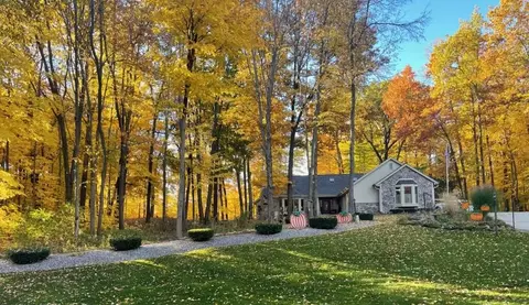 5369 Woodstone, Hartford, WI 53086