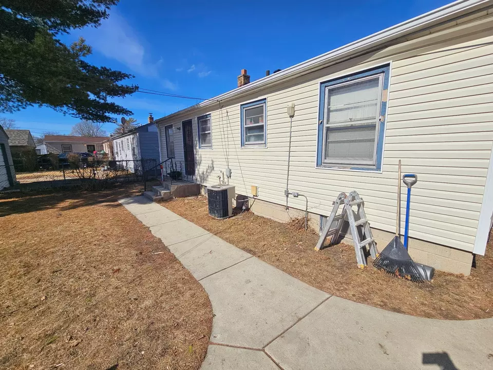 1913 W Eggert, Milwaukee, WI 53209 | MLS# 1908514 | 5 Photos - Movoto