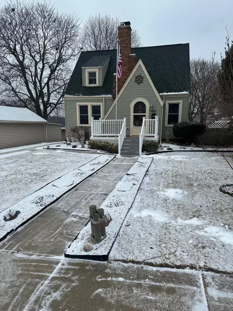 1021 N 8th, Manitowoc, WI 54220