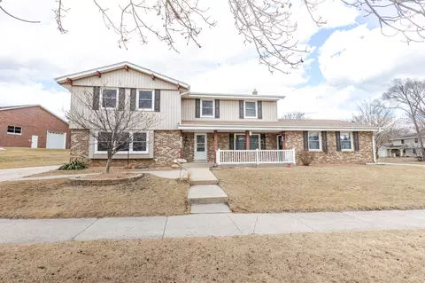 1901 Wolf #1903, Waukesha, WI 53186