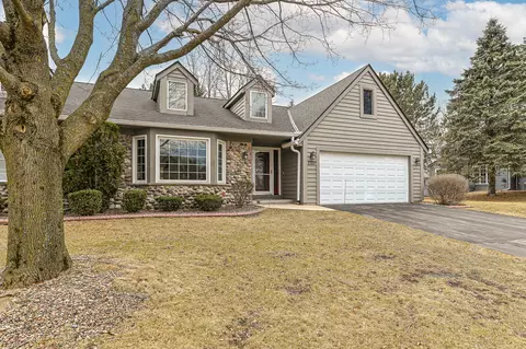 7707 Maple Rdg, Franklin, WI 53132