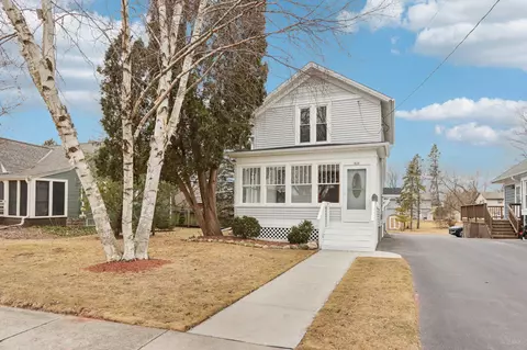828 S Silver Lk, Oconomowoc, WI 53066