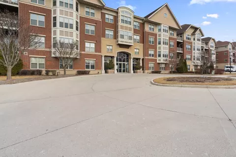 4110 S S Lk # 140, Saint Francis, WI 53235