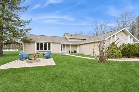 n2021 North Lakeshore Drive, Walworth, WI 53125