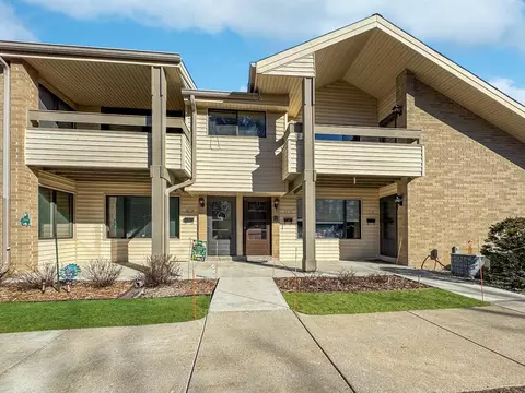 1617 S Carriage, New Berlin, WI 53151