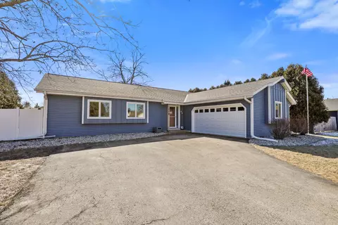 219 Sunnyhill, Oconomowoc, WI 53066