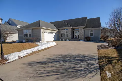 3843 Valley Crk, Waukesha, WI 53189