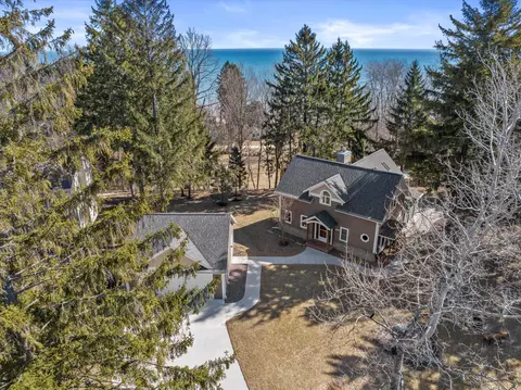 4984 Lake Blf, Port Washington, WI 53074