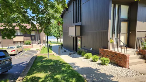 32 Lausanne #32-07, Geneva, WI 53147