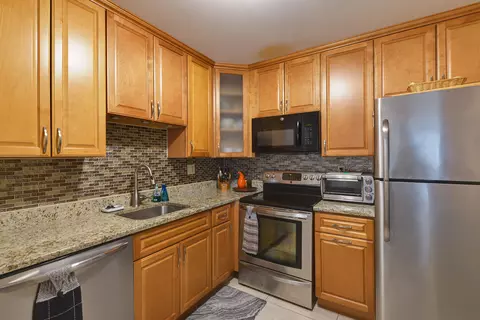 2470 W Good Hope #270, Glendale, WI 53209