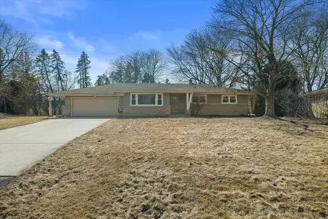 8877 N Malibu, Bayside, WI 53217
