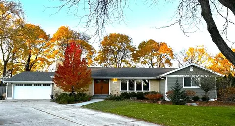 470 E Fox Dl, Fox Point, WI 53217