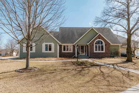 3301 Fox Rdg, Waukesha, WI 53189