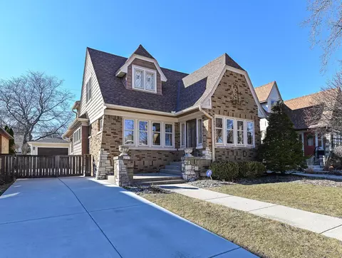 2567 N 71st, Wauwatosa, WI 53213