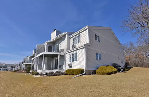 8350 S Tuckaway Shrs, Franklin, WI 53132