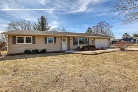 w203 Belleview Avenue, Oconomowoc, WI 53066