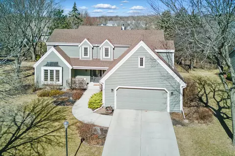 2111 Penhurst, Waukesha, WI 53186