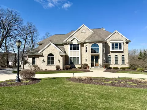 685 Hawks Rdg, Brookfield, WI 53045