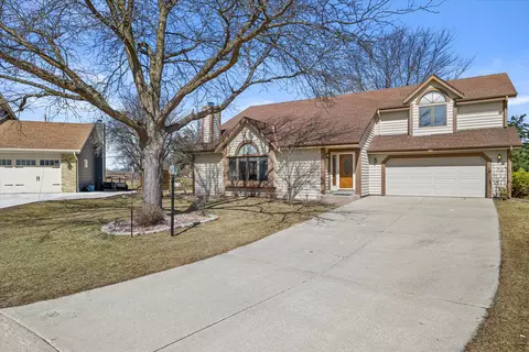 4136 S Regal Mnr, New Berlin, WI 53151