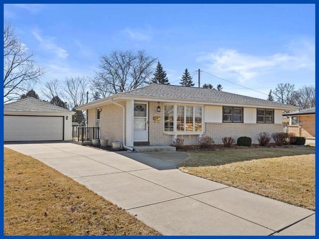 n87w18091 Summit, Menomonee Falls, WI 53051 | MLS# 1909750 | 30 Photos
