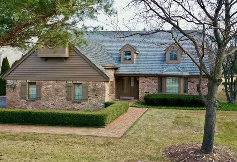 3737 W Fairway Hts, Mequon, WI 53092