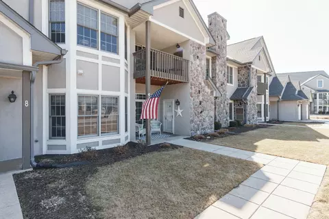 n30w23027 Pineview #4, Pewaukee, WI 53072