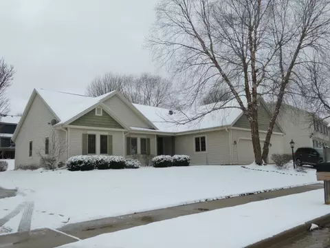 2619 Fox Hl, Waukesha, WI 53189