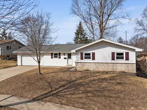 1118 Roosevelt, West Bend, WI 53090