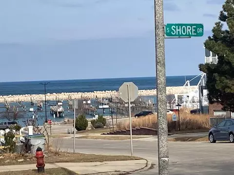 2651 S S Shr, Milwaukee, WI 53207