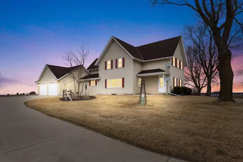 2721 Powder Hl, Hartford, WI 53086