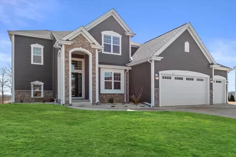 5672 S Fox Tail, New Berlin, WI 53151
