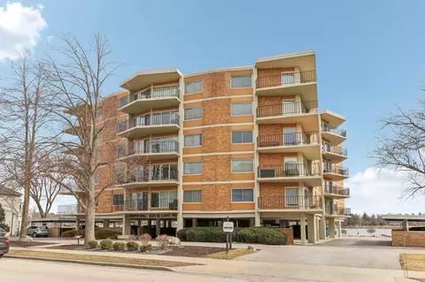 333 N N Lk #203, Oconomowoc, WI 53066