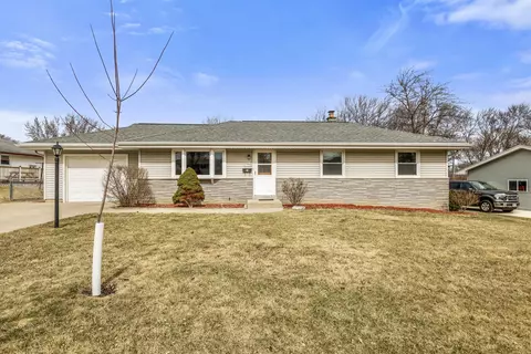 n93w17348 Devon Wood, Menomonee Falls, WI 53051