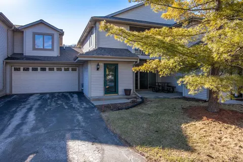 2264 Circle Rdg #C, Delafield, WI 53018