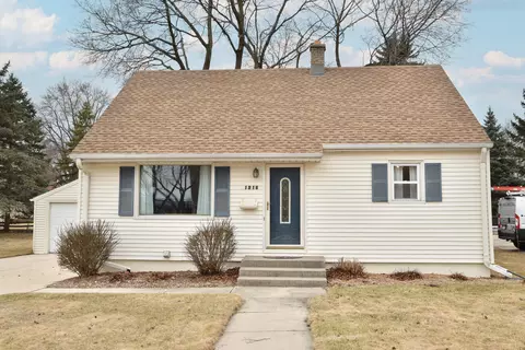 1215 6th, Grafton, WI 53024